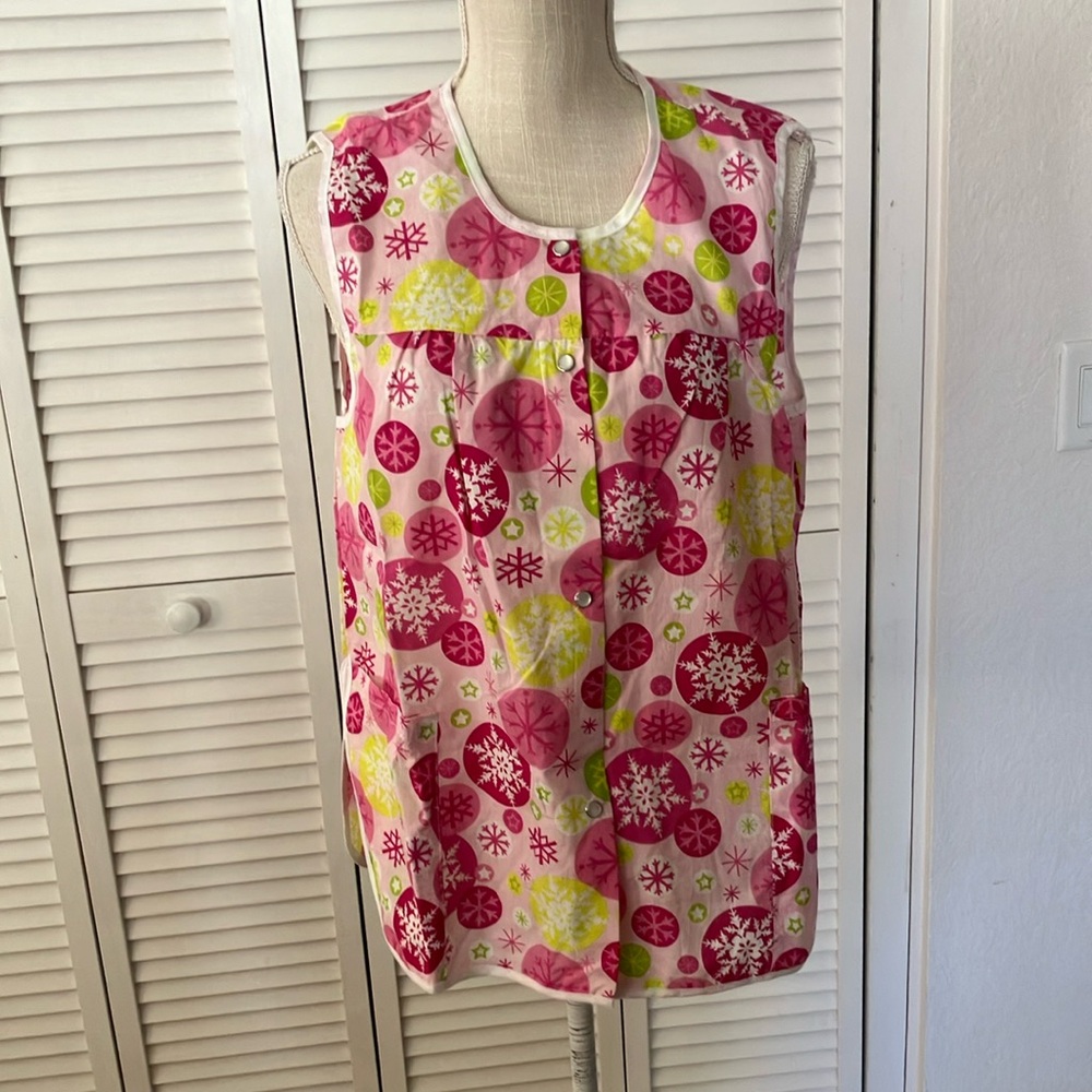 Pink floral print, Vintage style apron, house dress style, pockets , size M‎
